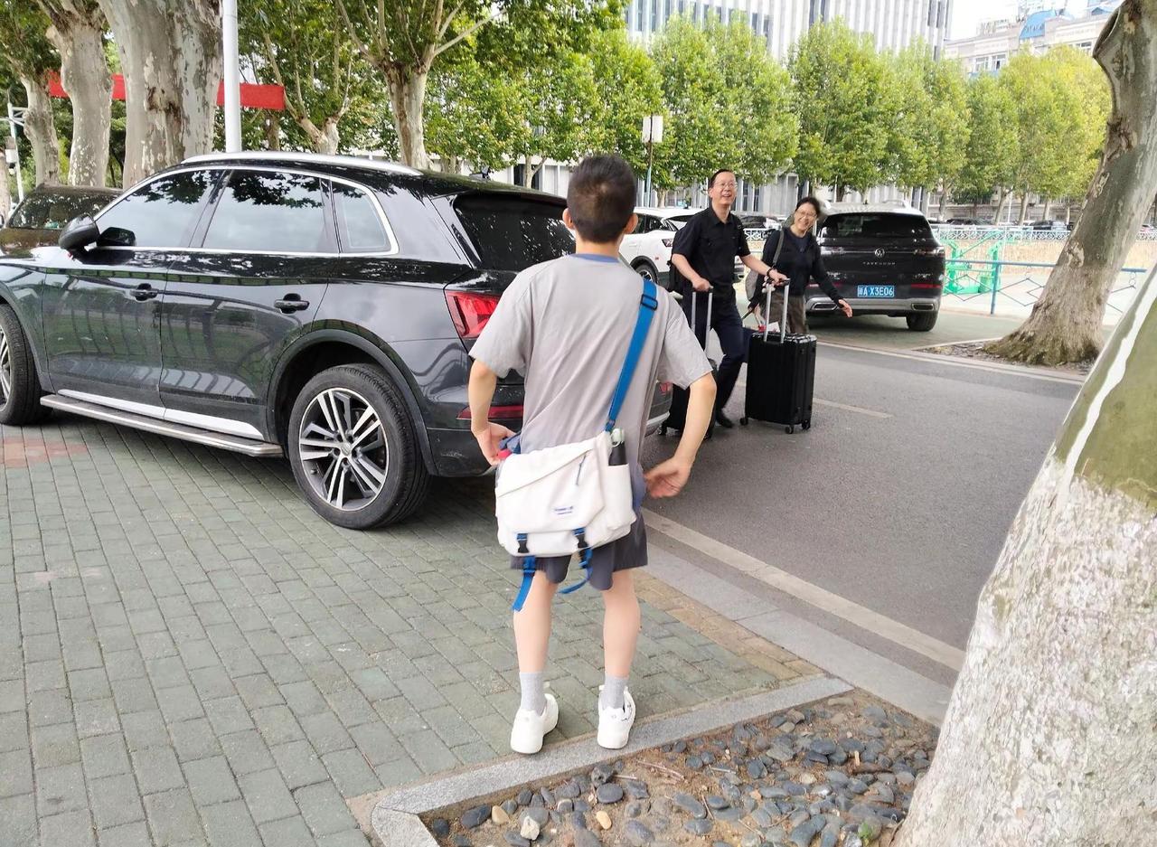 明天就要返程回家，心里满是牵挂。愿儿子在大学里踏踏实实好好学习，照顾好自己，身体