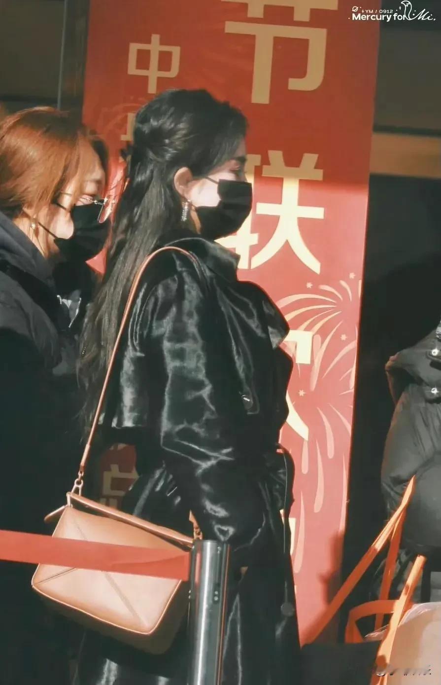 杨幂这件价值一套房的皮风衣太抢眼了！

杨幂参加央视春晚录制，穿着一件LOEWE