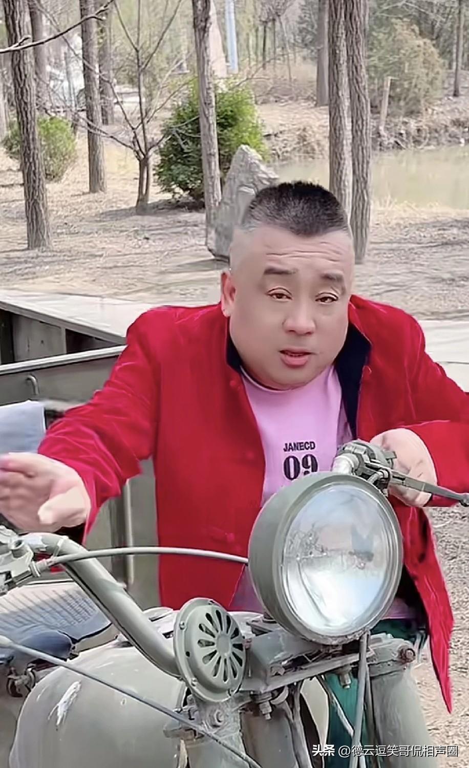 杨仪前口萌弟子豹哥在呢双胞胎虎哥离世之后，最近想女人了，开着三蹦子唱“玉芬，我想