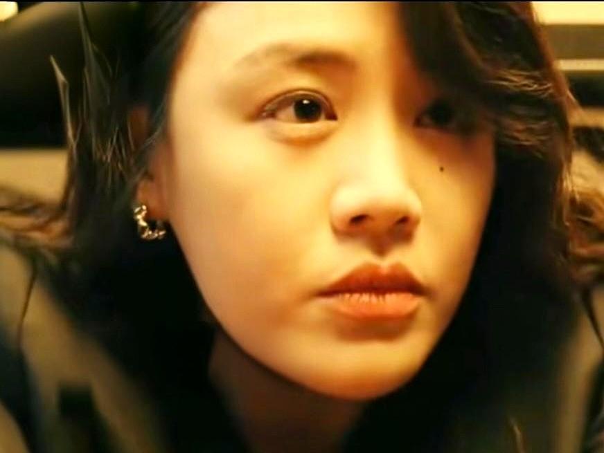 闺蜜陷害入狱三年，数学天才饶雨瓷（马思纯饰）不仅没疯，反而上演一出“复仇三年不晚