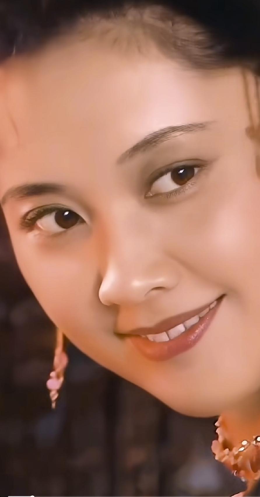些眼神妩媚，娇羞，灵动，女儿国国王朱琳演绎的十分精彩。