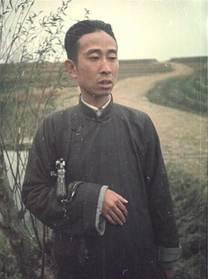 1947年4月8日，正在送机密情报的张勇不幸被敌人抓捕，关键时刻，她把文件撕碎吞