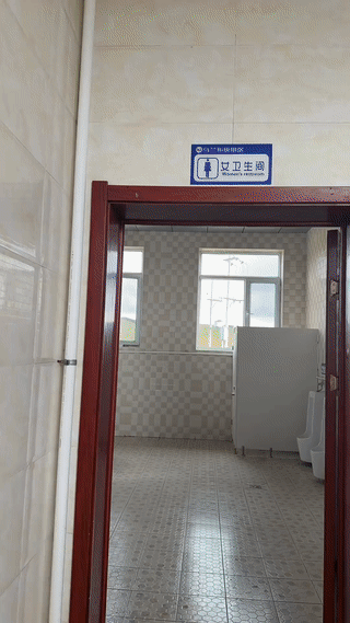 女卫生间安装小便池是什么意思？
这可把一位刚想进去的女游客都给看懵了？
她反复确