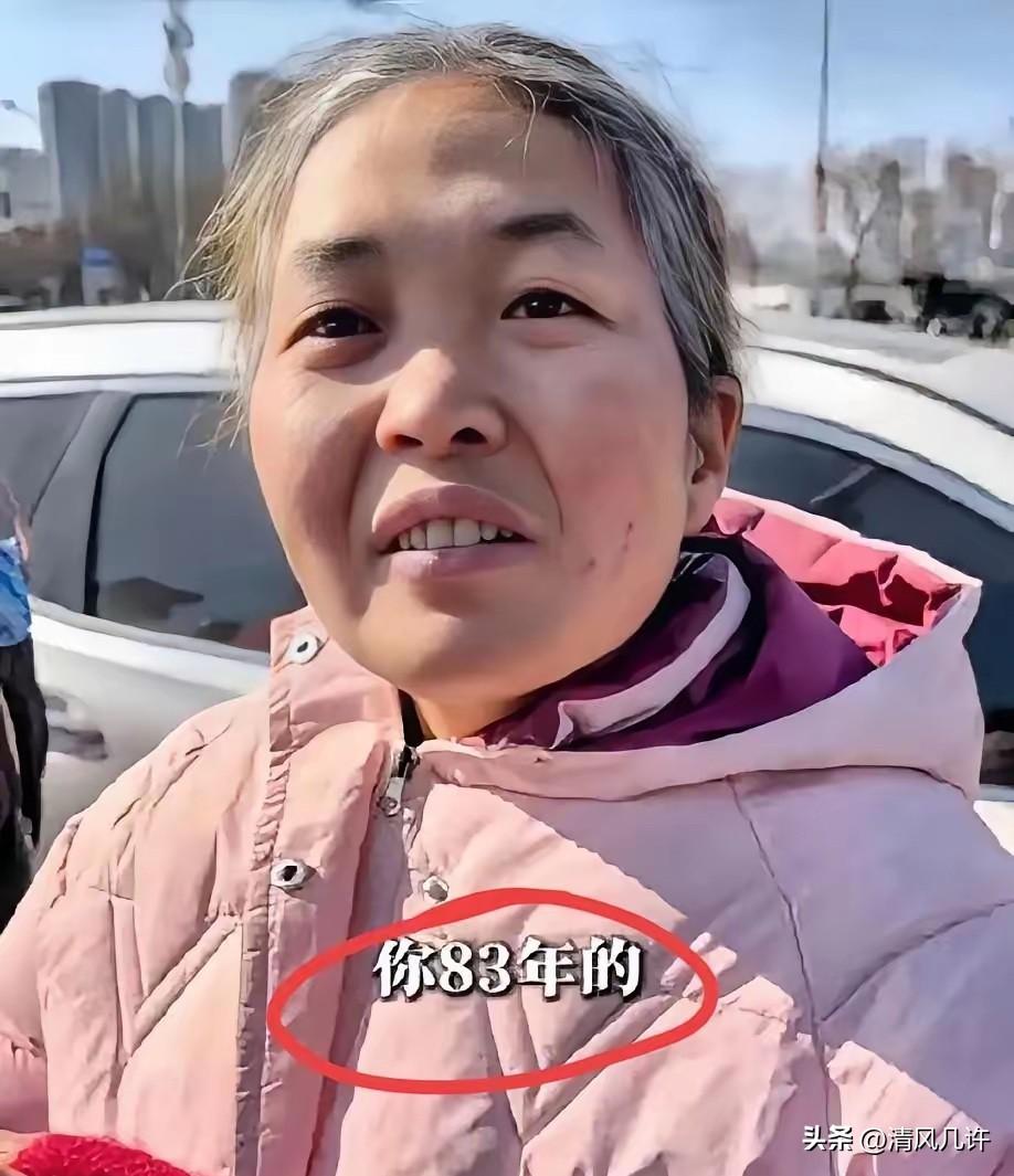 西安劳务市场，一位头发全白的女士笑着回答：“对啊，83年的，今年42了。”
你第