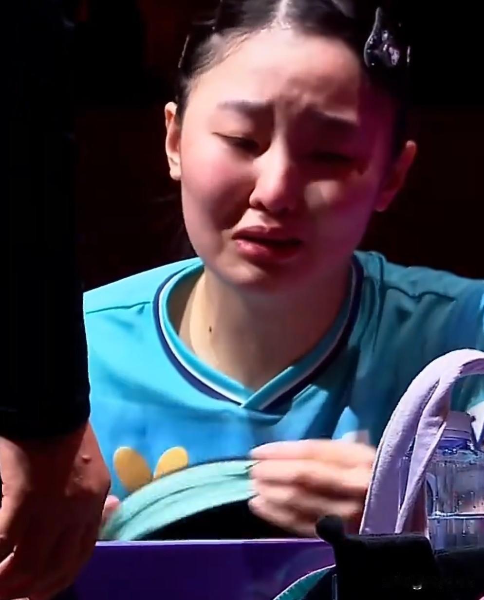 张本美和带病上阵，在赢下比赛后哭了
张本美和4比3战胜陈熠夺得女单冠军后和父亲在
