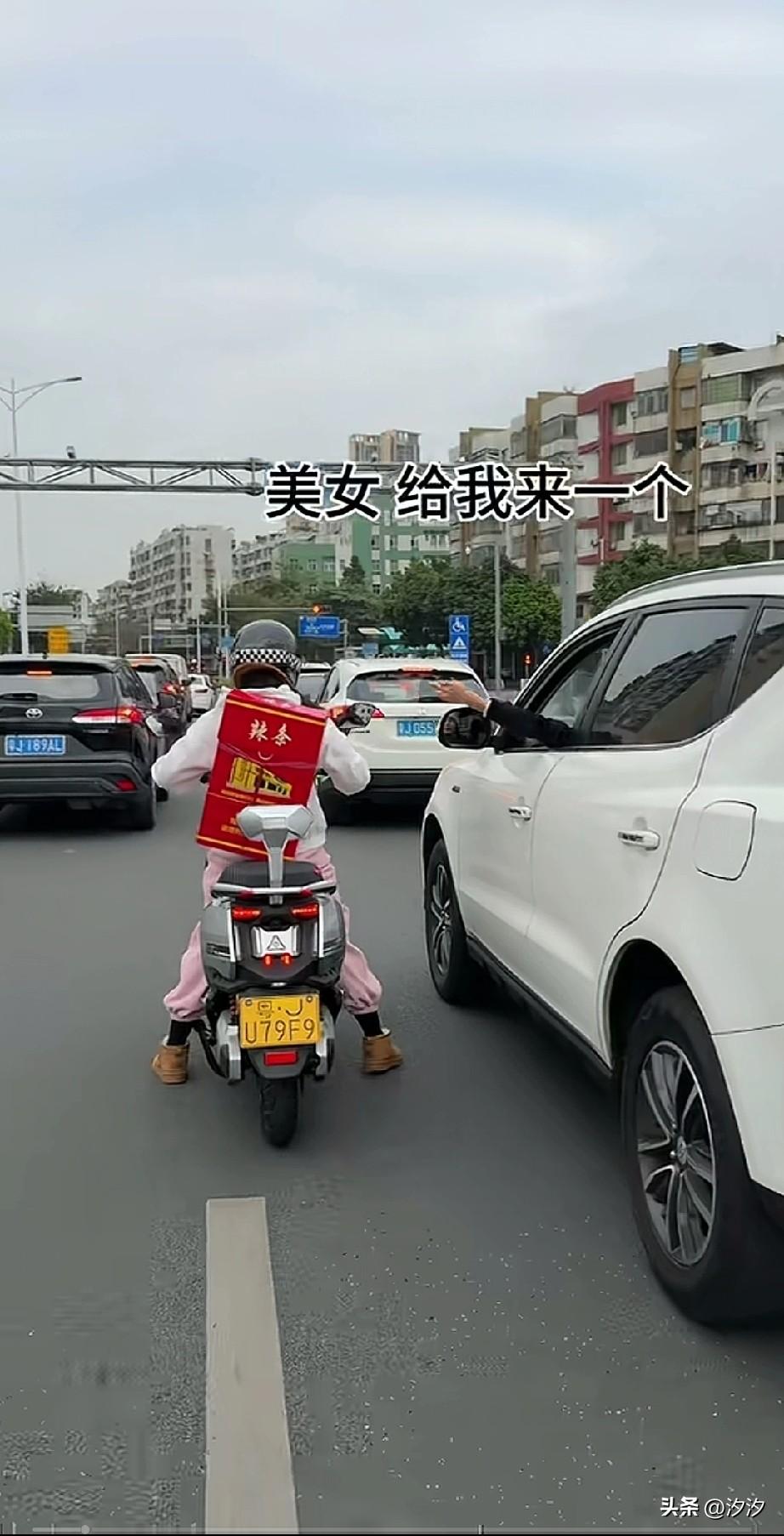 现在女博主拍视频都这么猛吗？
她直接骑着摩托车在路上拍摄，
旁边的女生也是开着汽