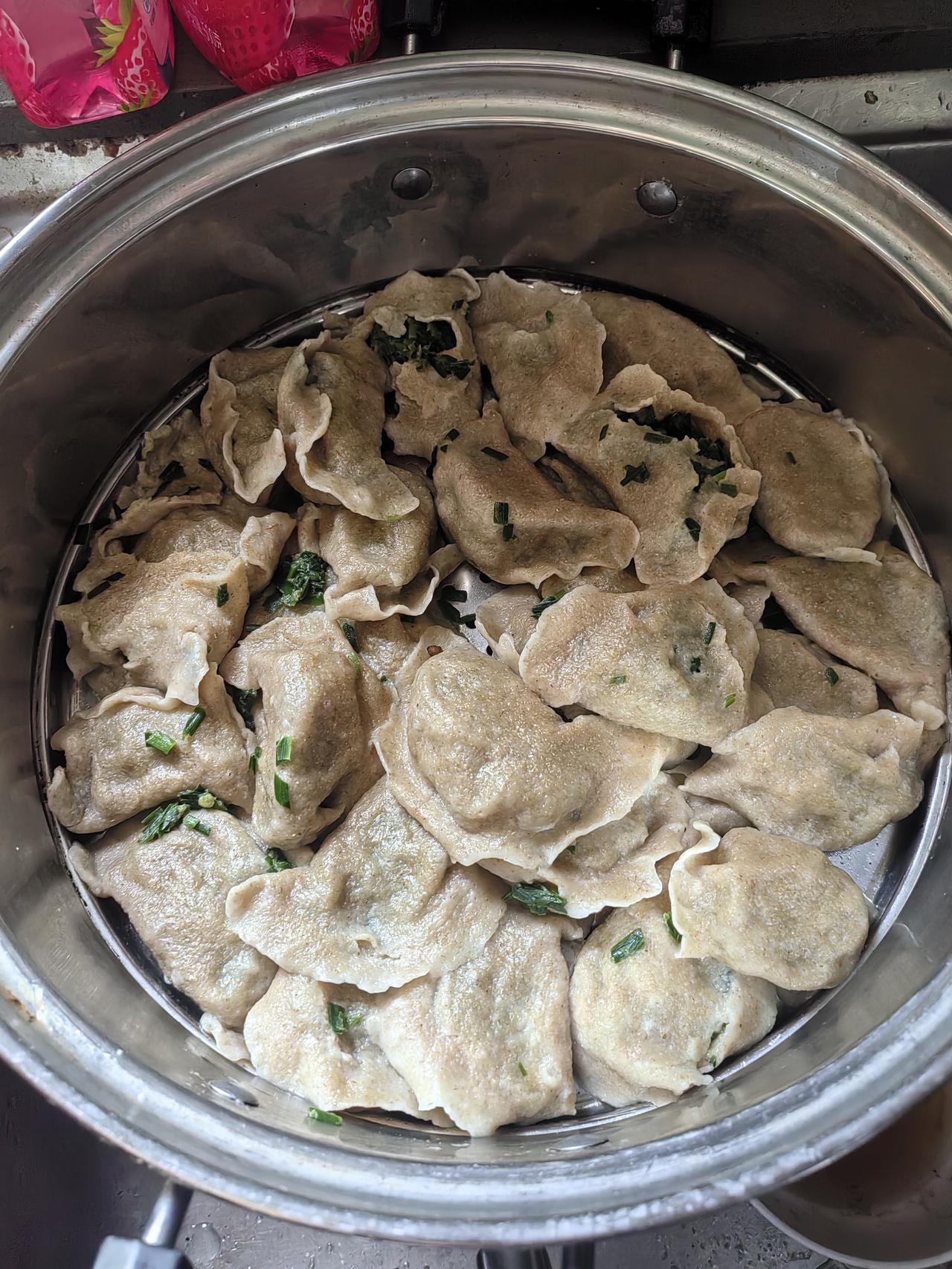 这全麦粉以后不能包饺子了，只能蒸馒头，包子吃。包饺子没有筋性，煮完了放一会儿就破
