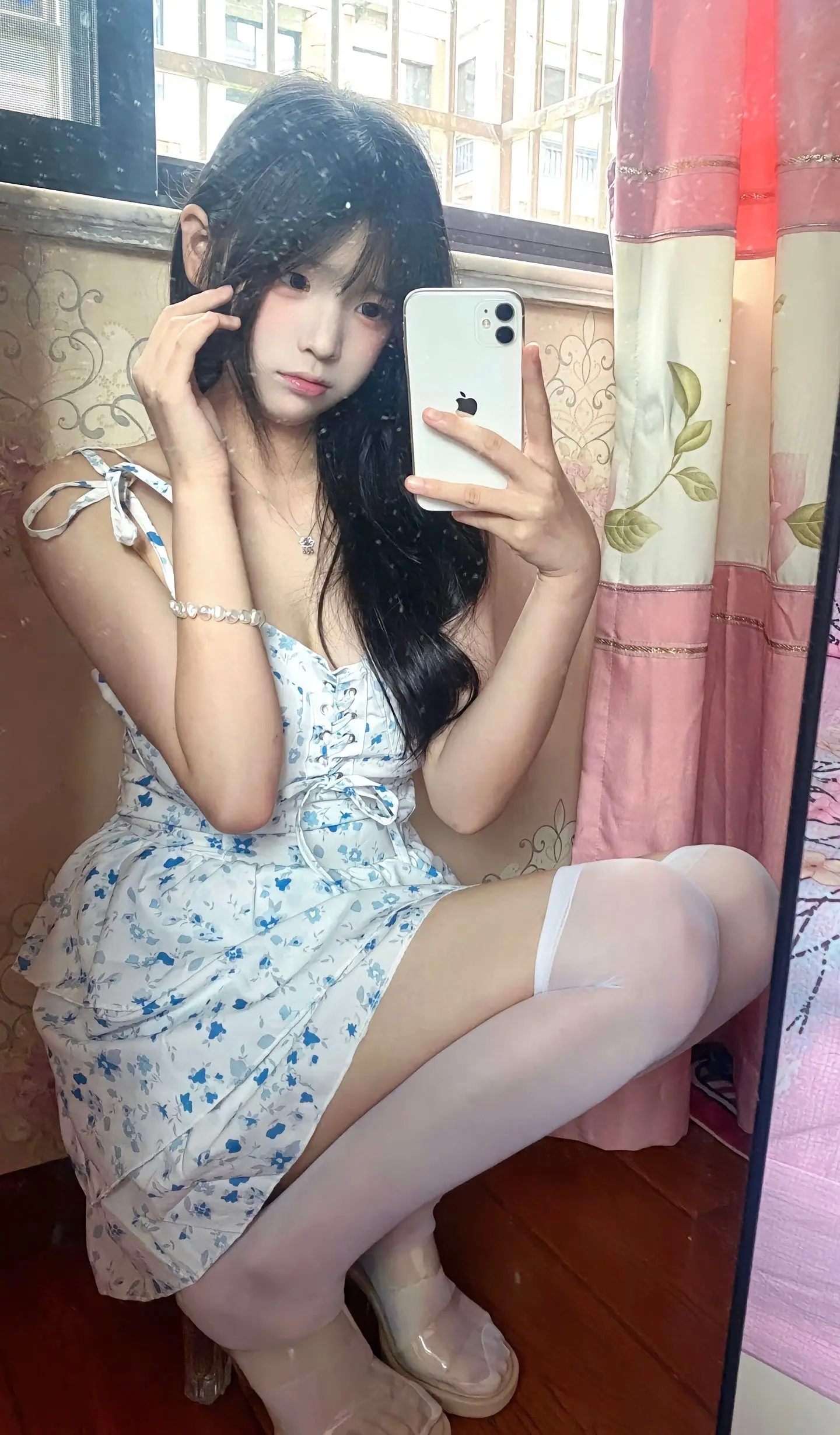 谁许你天上人间 谁同你恨海情天。