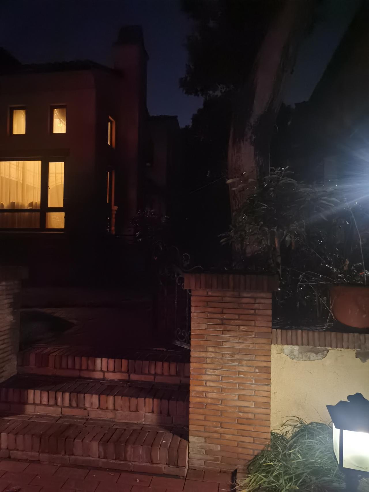 来别墅接富婆，富婆又迟到了。网约车最怕别墅里的富婆，基本上都不守时。