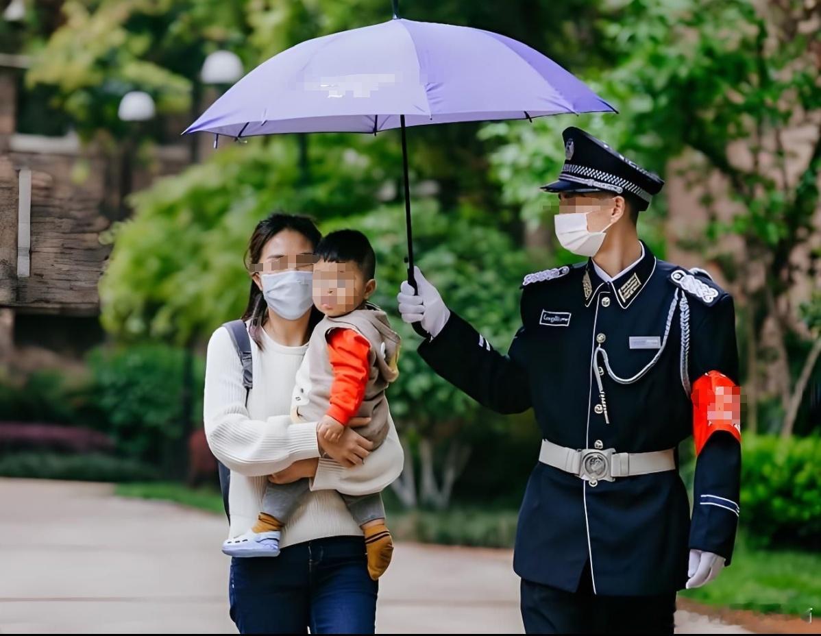 某服装企业保安还是不如这家物业公司。这才是德国范儿。罗马柱领章，双节绳肩章，大礼