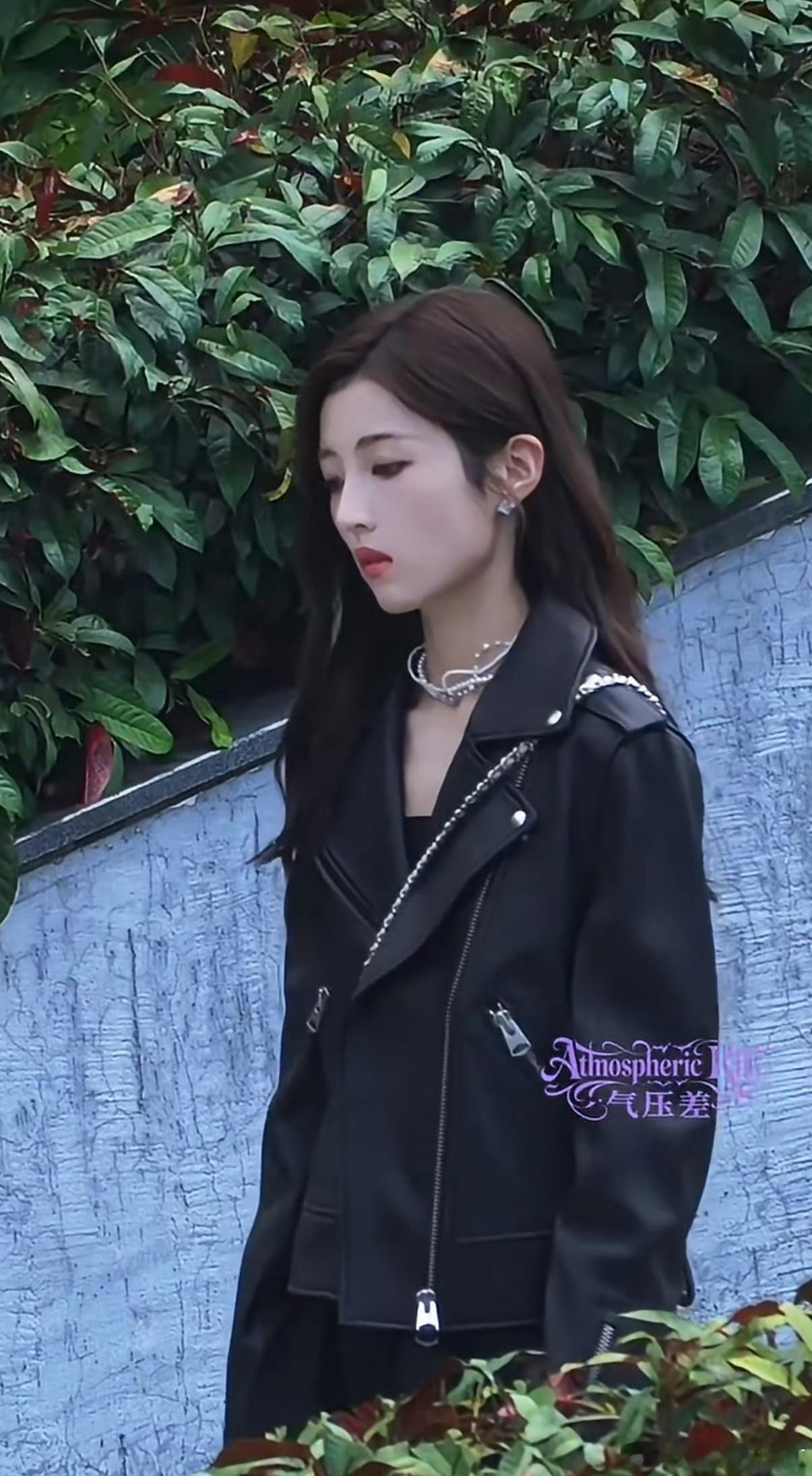 张子枫妹妹变张子枫姐姐长发造型真的给人很大惊喜，河清海晏路透，时而清甜，时而清冷