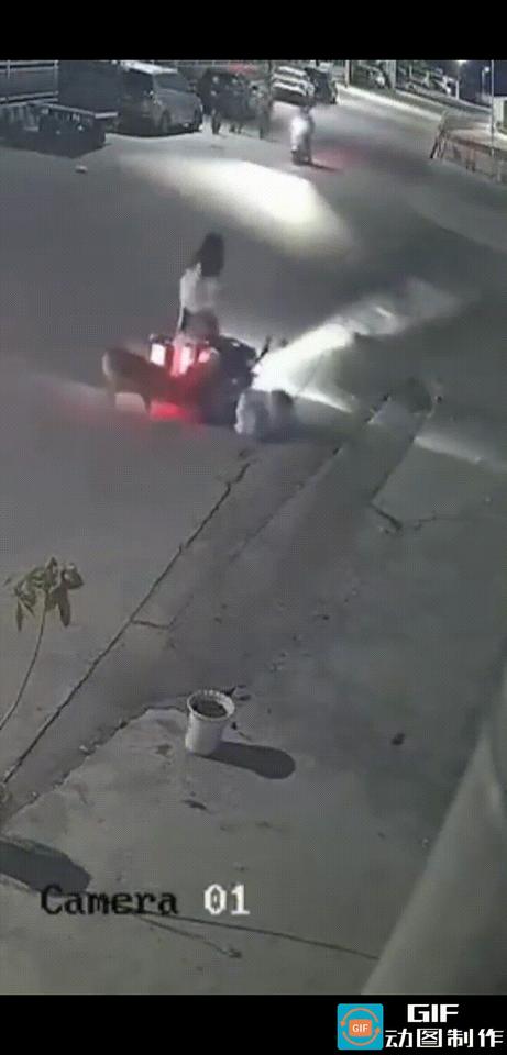 两女子傍晚骑电动车走在路上，一条恶狗突然从路边冲出来追着女孩咬，女孩的脚踝被恶狗