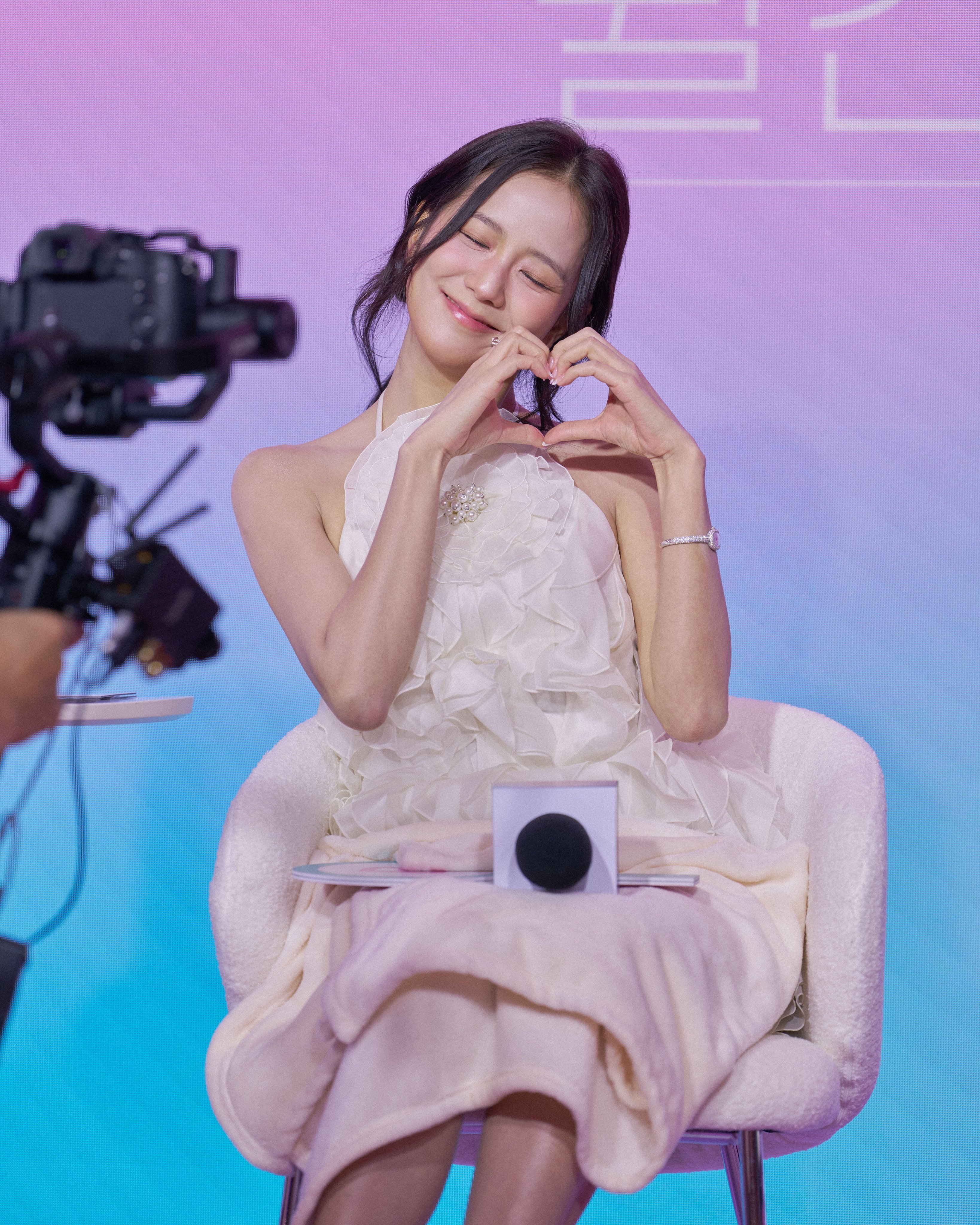 kimjisooNetflix France官推更新智秀相关JISOO🫰🏻金