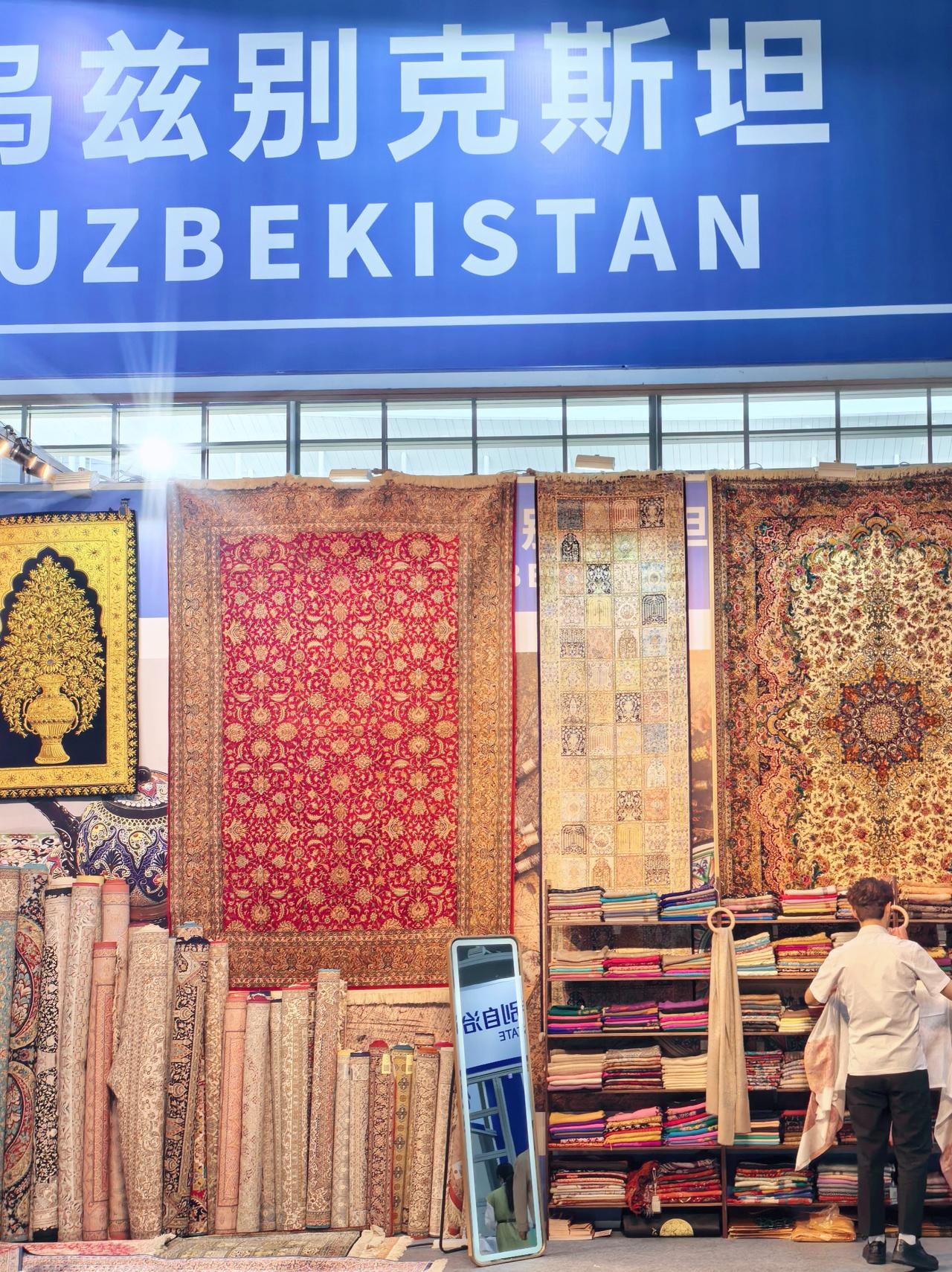 逛会展惊喜，在西安邂逅乌兹别克斯坦的“地毯王国”。每一块地毯都像活的历史书，织进
