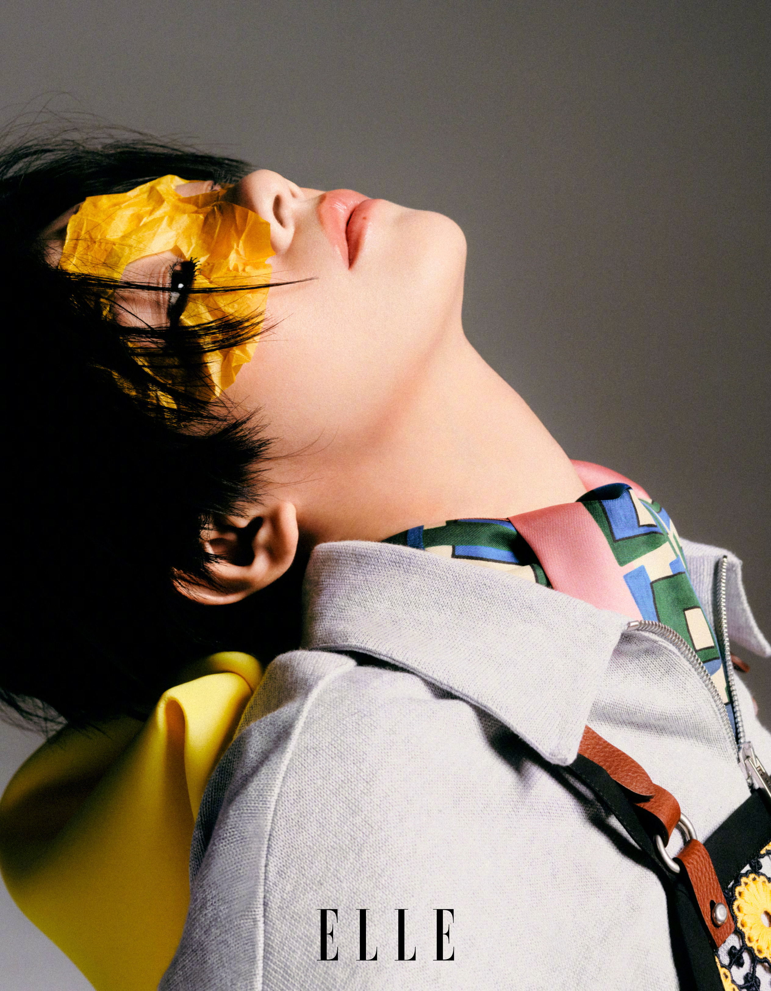 李庚希登上 ELLE 二月新刊封面 ，解锁全新主流女刊 ！身穿 Miu Miu 