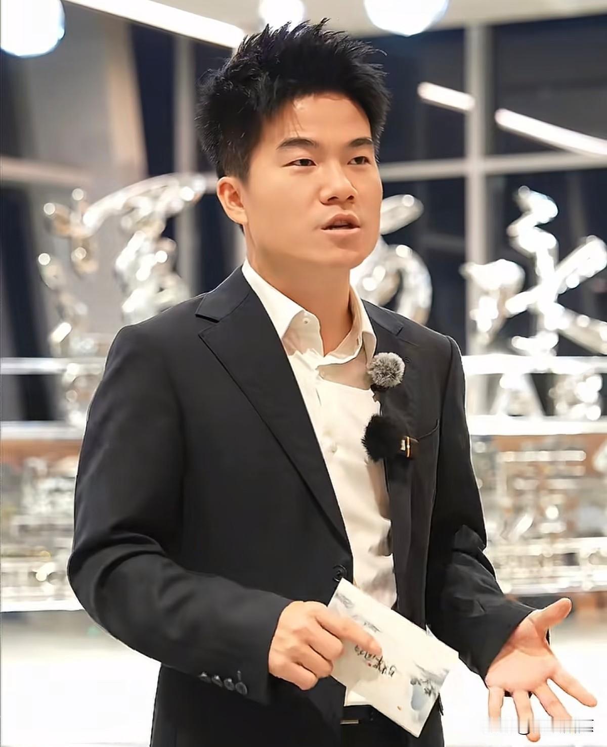 我发现一件特有意思的事。
北京台春晚那天，
我跟我姐们儿都跟“精神分裂”似的！