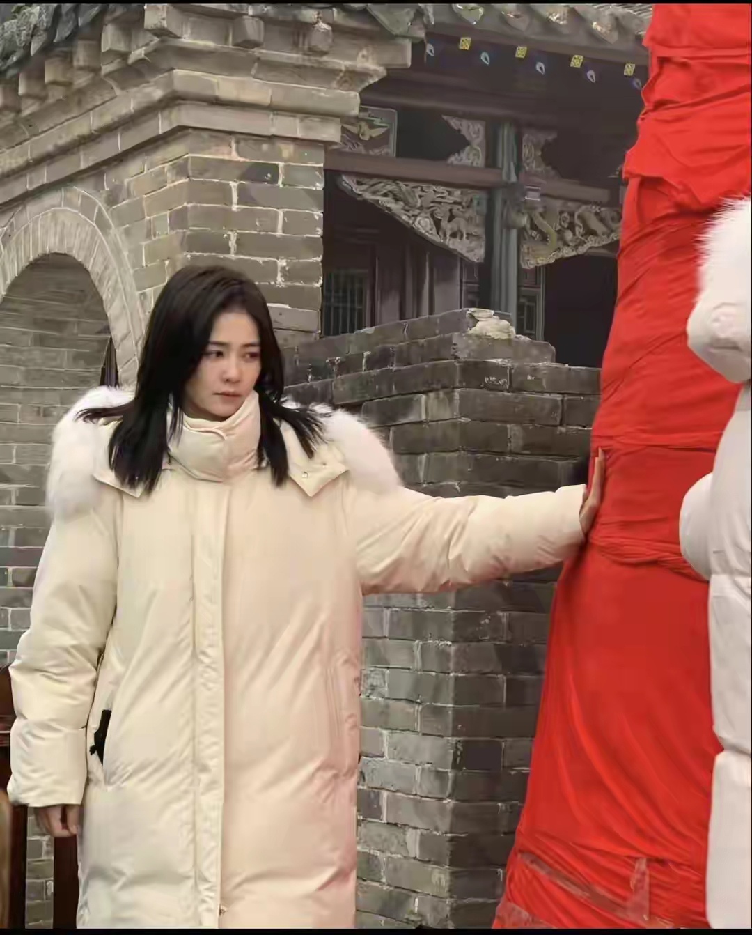 白鹿现身大孤山，穿白色羽绒服素颜好漂亮呀，被说好看后温柔笑笑 