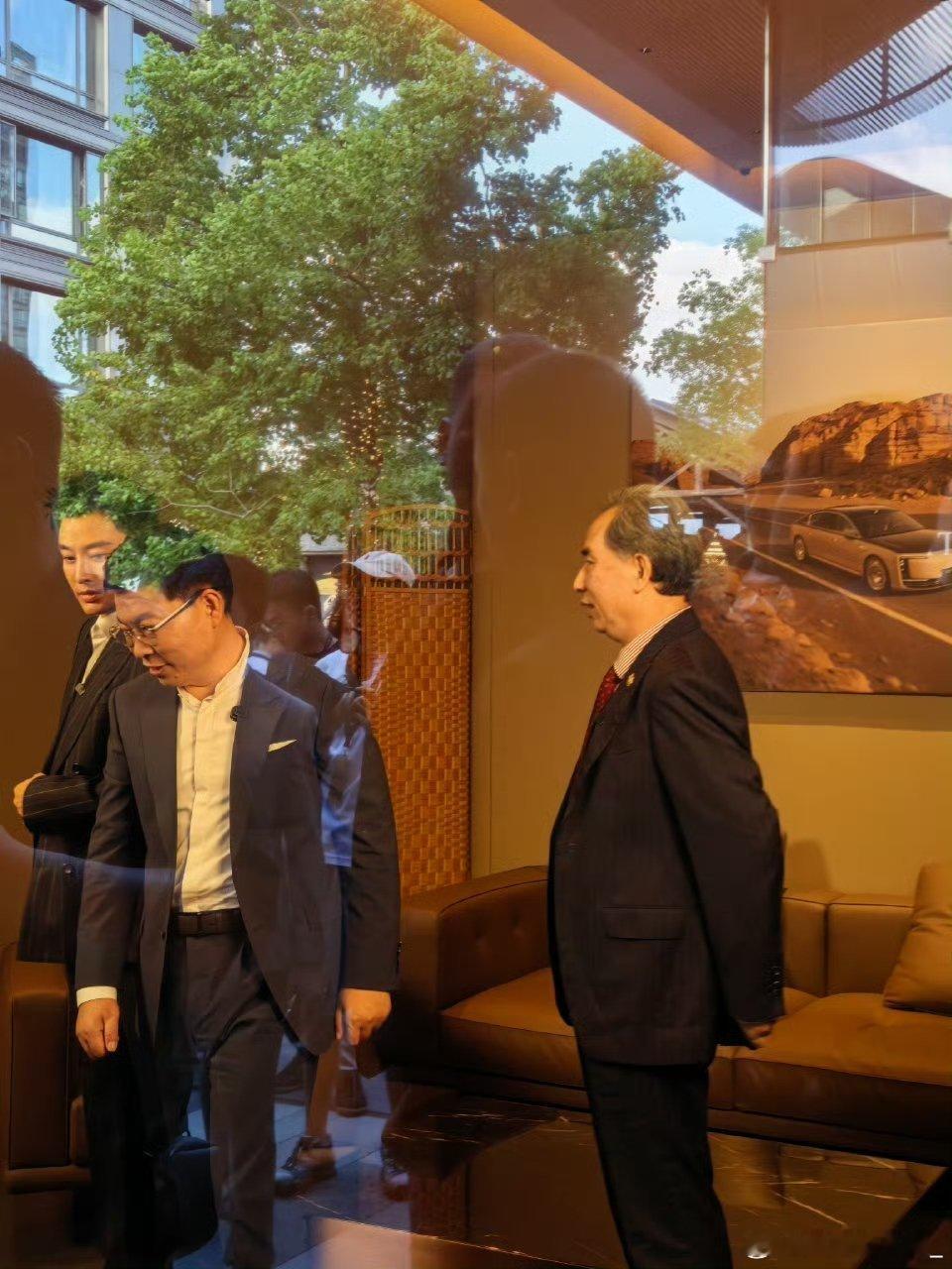 余承东上海交付新车余承东上海新车交付活动备受瞩目，一众大咖到场，相聚现场畅快交流