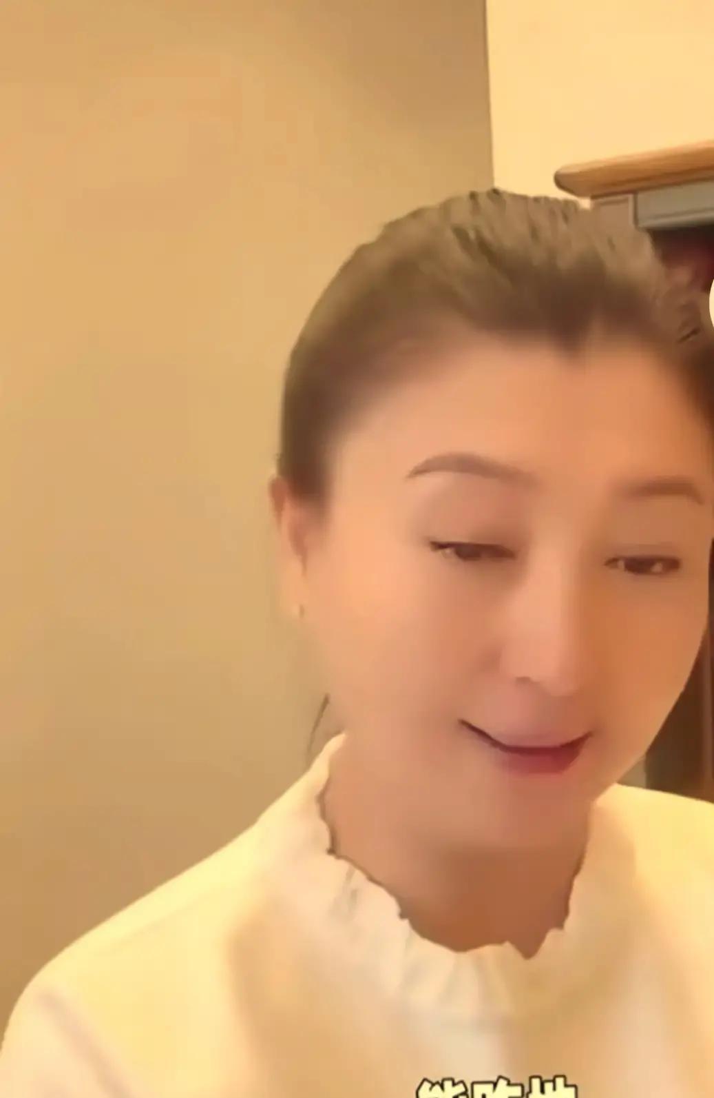 闫学晶直播翻车，一句话没说清，农产品被误读，网友直接骂“忘本”。
 
有人冲她军