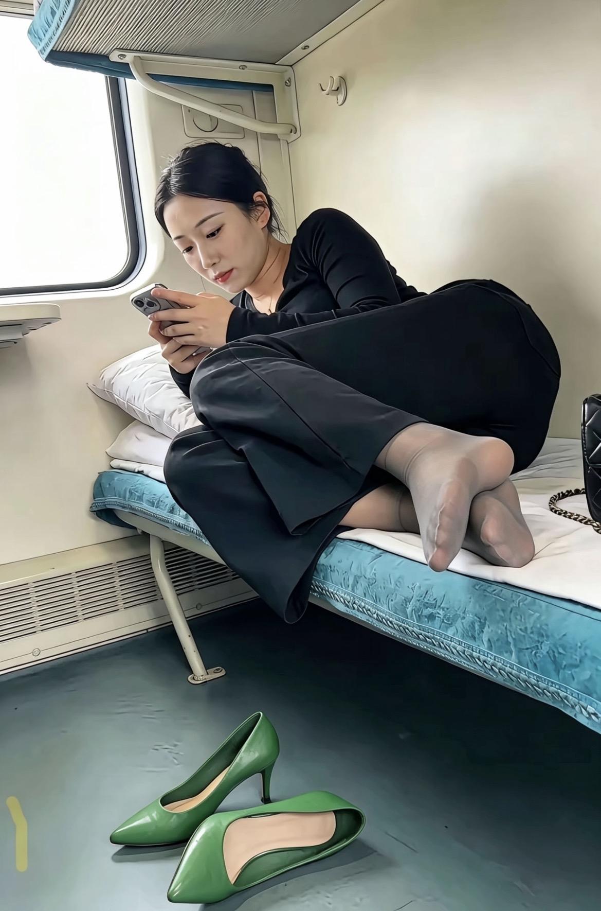 看图要看门道不要看热闹。
看到这类图片，千万别信它是真的，这纯粹是假照片。其一，