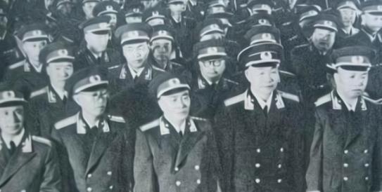 他18岁当上师政委，1955年大授勋时怒撕肩章，余生再也没穿过军礼服！

一位1