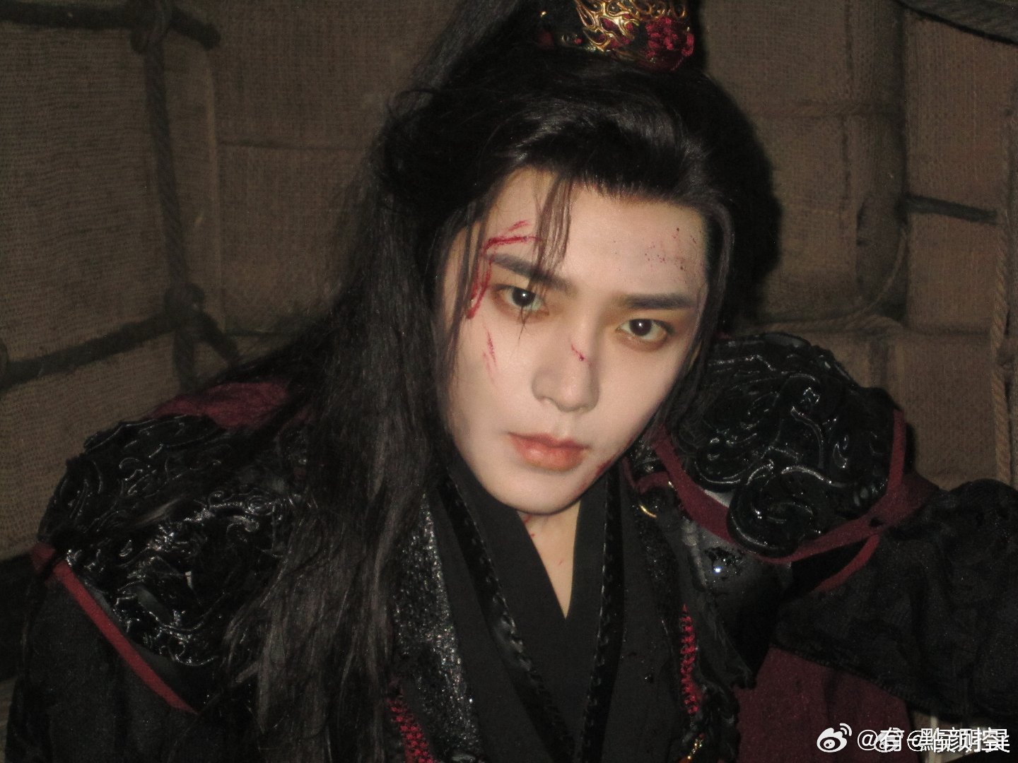侯明昊 挑战和萧无衣对视侯明昊发起挑战和萧无衣对视，戏里萧无衣目光凌厉又藏着隐忍