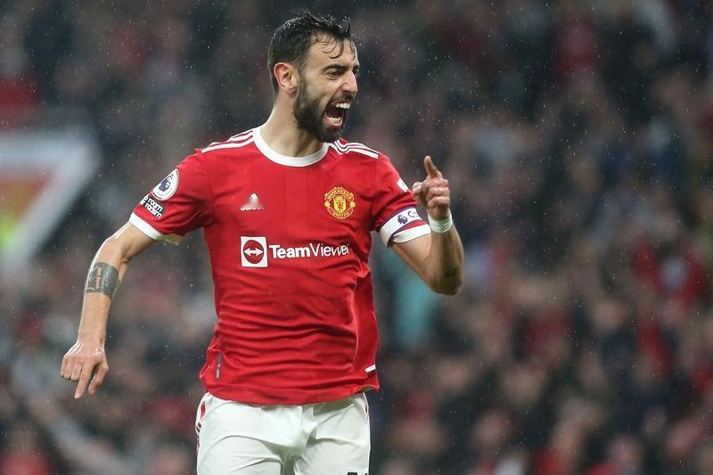 B费就得在前腰位踢，这样是威胁最大的，不断后撤是对他目前巅峰生涯的浪费。至于他该