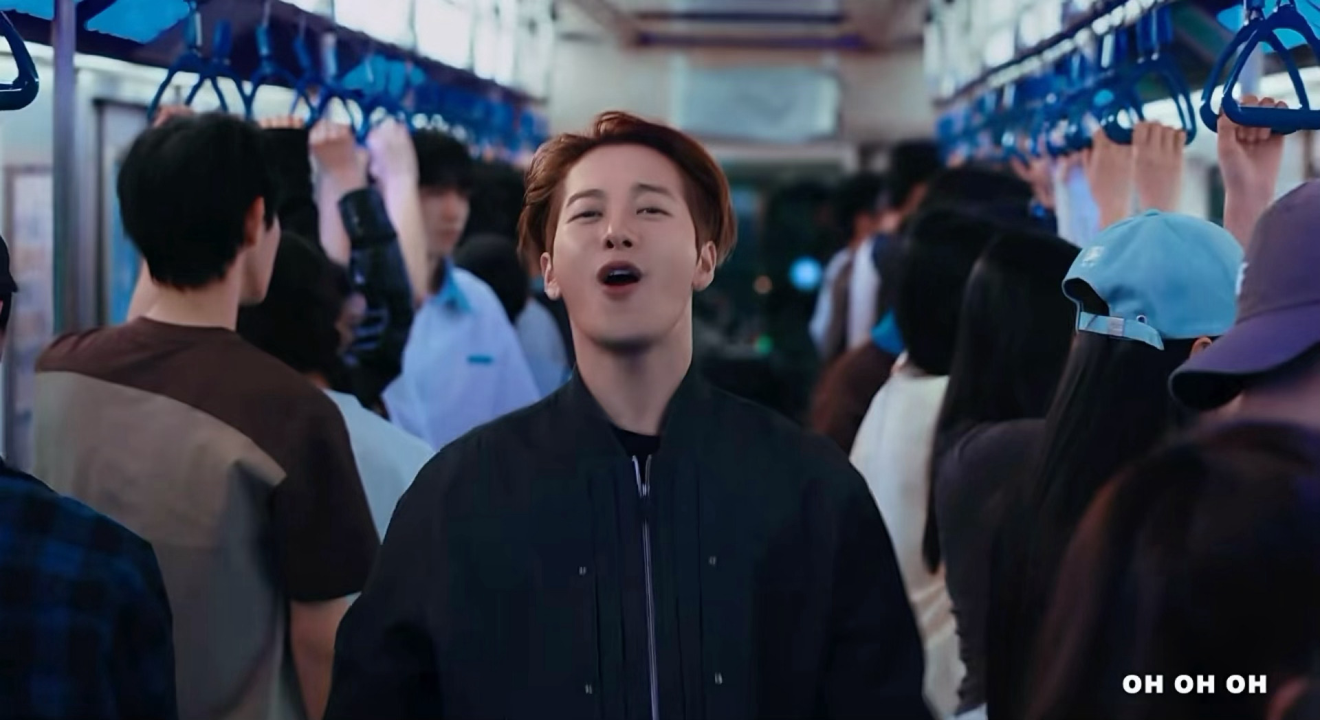 好喜欢王嘉尔在合作曲《ALIVE》MV里的表现又野又收敛 完美踩在美学的节点上 
