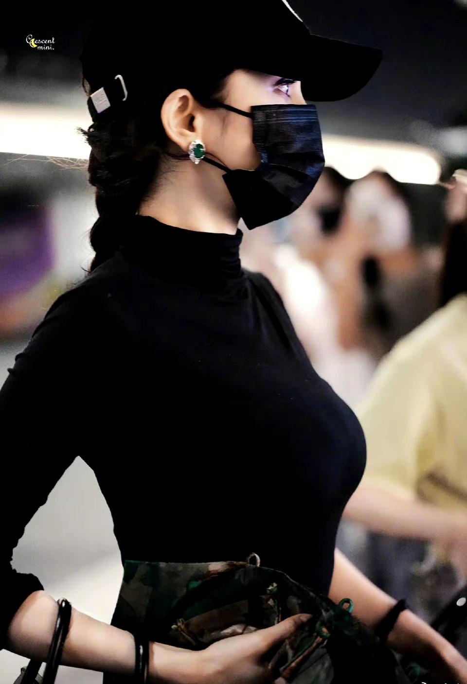 杨幂的3d身材惊呆路人！
她是如何做到又胖又瘦的，
这身材真的绝了，
谁能不爱啊