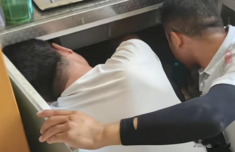 水改之后怪事频发，空房水表不停跑水，施工方与业主各执一词
 
好好做完水改，结果
