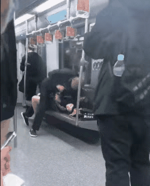 个人认为，老人为了一个座位将女子按倒，这就是寻衅滋事。公安机关应介入并严惩，不能