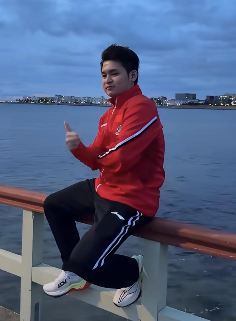 林诗栋吹着海风，
坐在护栏上，
手势是亮点。

从图片来看，
林诗栋胆子很大，