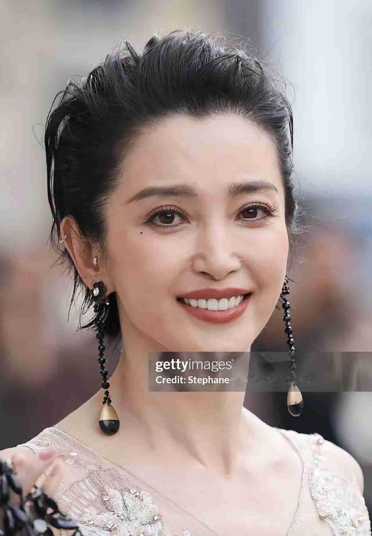 今天看到李冰冰和姐姐李雪一起参加施南生的追思会，才知道这姐妹俩长得如此像，跟双胞