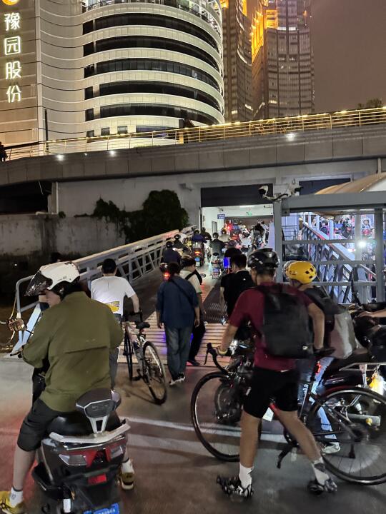 依然人气很旺的黄浦江过江轮渡
