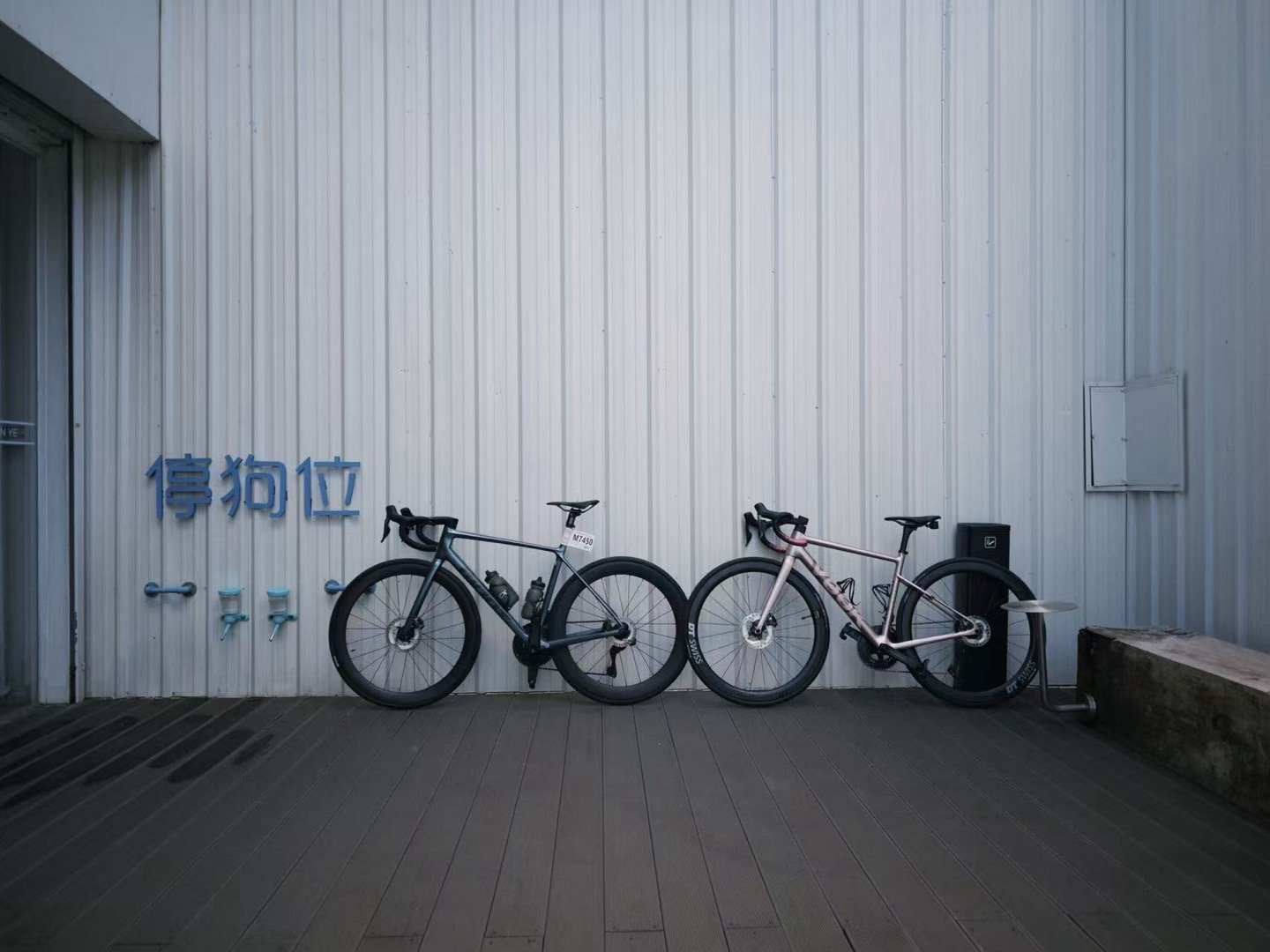 和嘉骏出来coffee ride，他把老婆叫过来了。妈的，我成那只狗了 ​​​