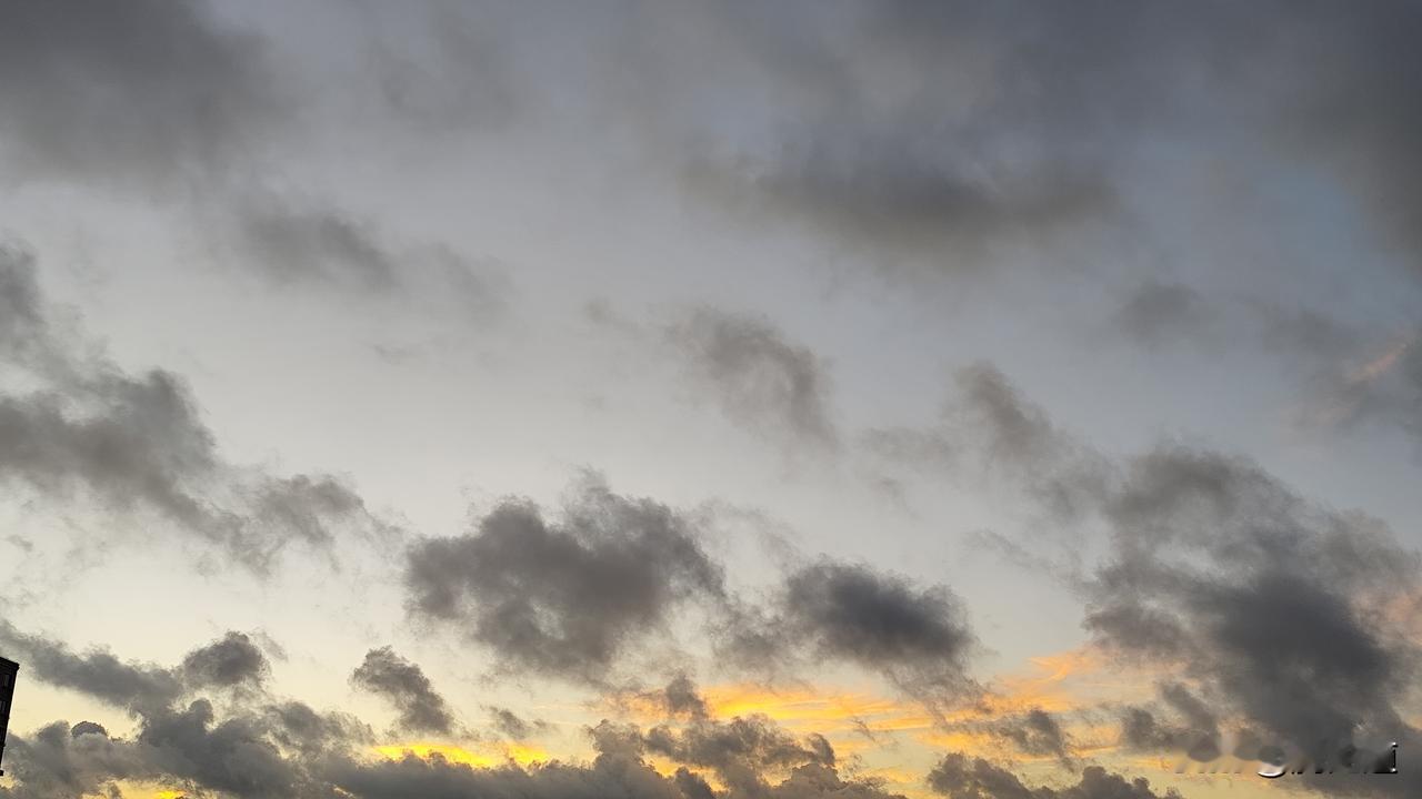 分享一张相册里随手拍的天空乌云朵朵越朝霞