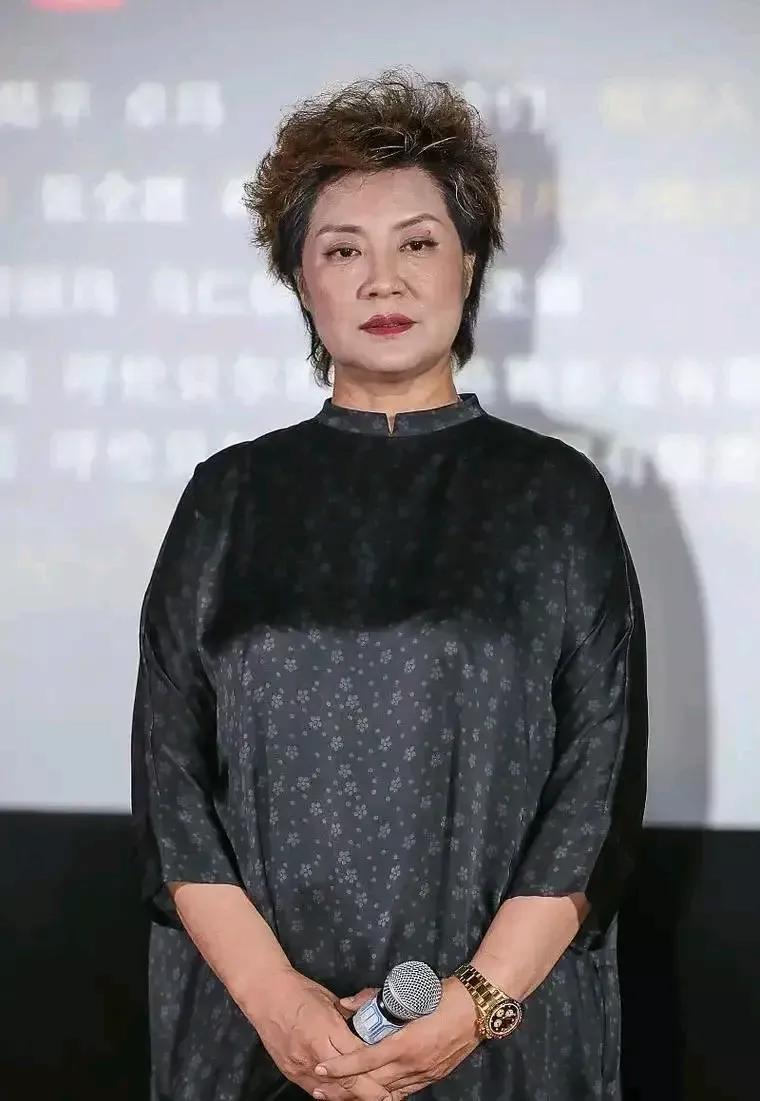 时光匆匆
一晃都那么多年过去了
几乎没有人能认出这位女演员了
当年的她也是深受观