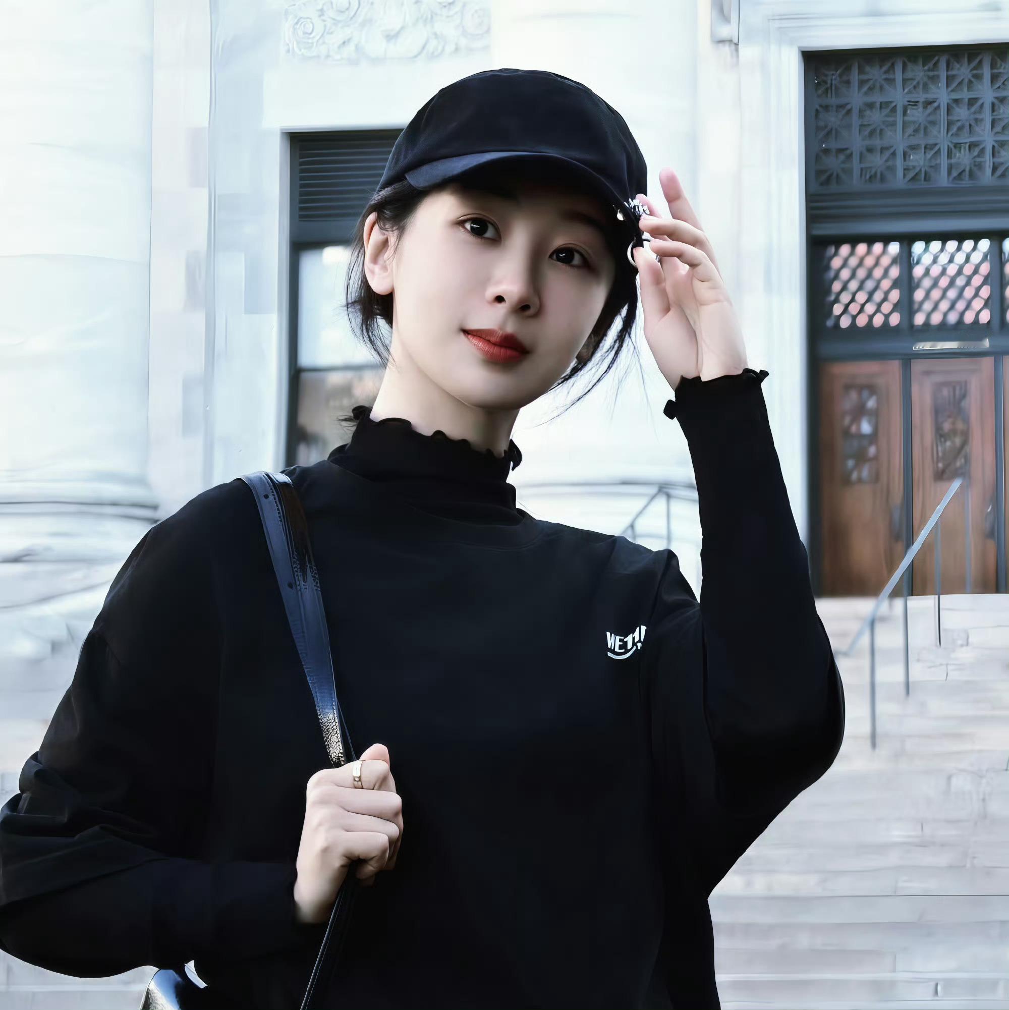 杨紫 当一抹光落入室内，轻轻晃动，光有光的来意，而你无限温柔
