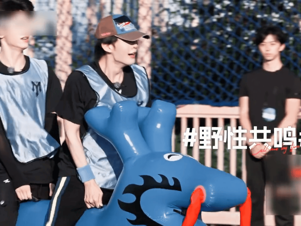 王赫野玩旱地龙舟像返祖了 谁能想到舞台上沉稳的歌手，玩旱地龙舟感染力这么强，一声