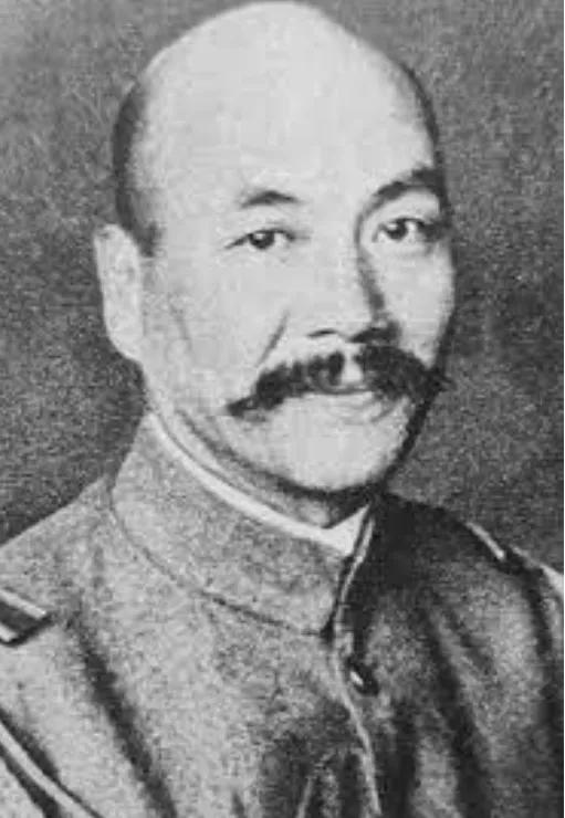 1942年，中国炮兵正在擦拭炮弹，见炮弹受潮，一个炮兵提议：“让我打一炮吧！”这
