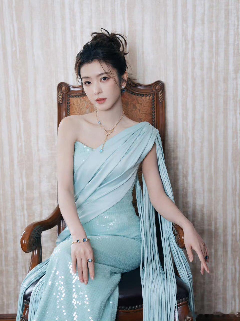 李云霄东方美人 李云霄微博之夜造型封神！薄荷蓝裙清透如诗，利落盘发搭配精致妆容，