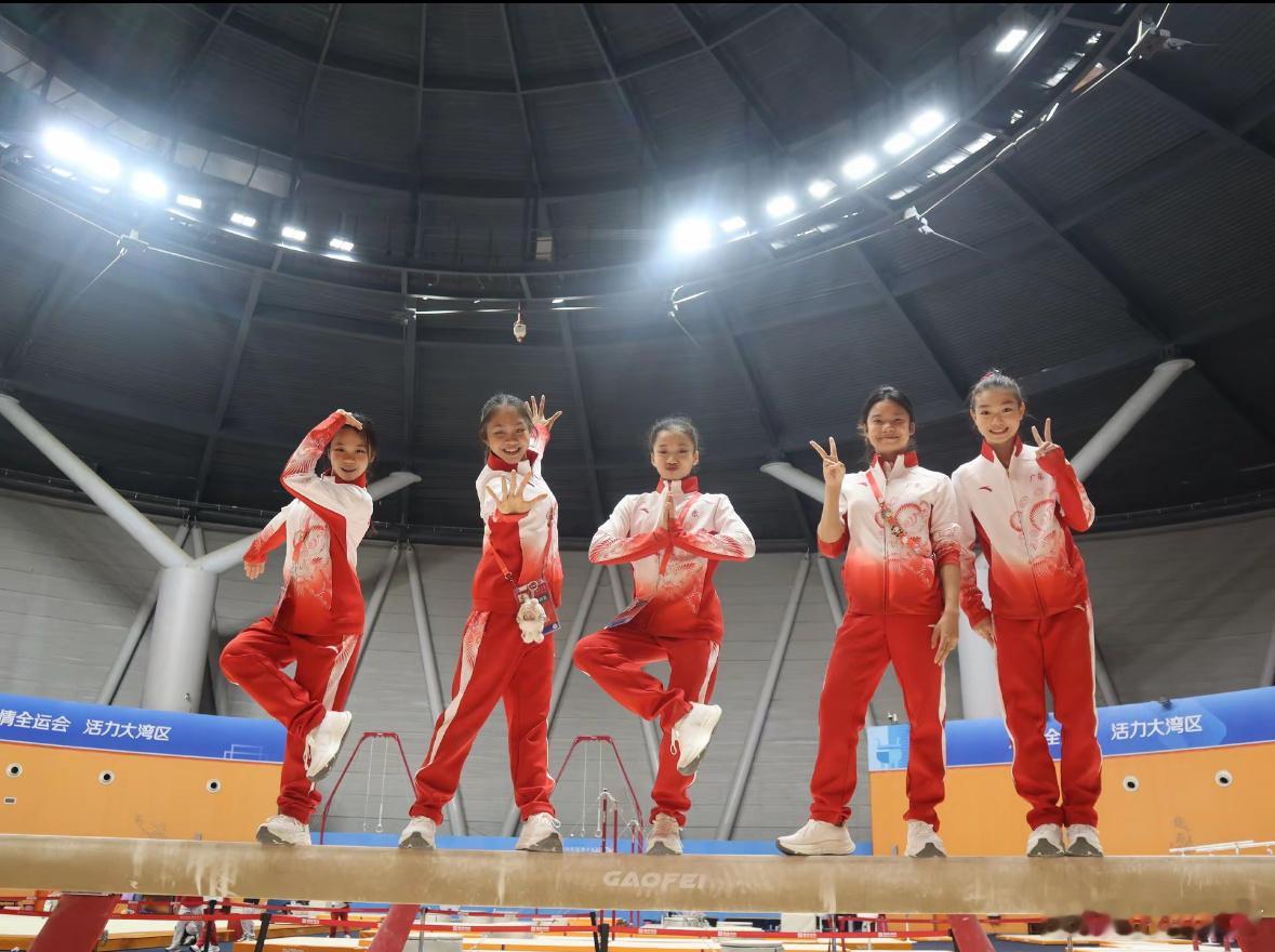 看到菲菲发的这些照片，瞬间就想起了 19 年在二沙，小朋友们也是开开心心站在木上