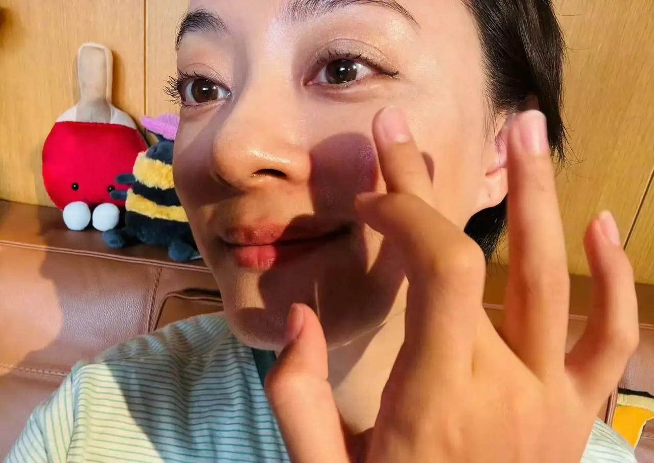 孙俪在社交平台分享了一件家庭趣事，自己出门的妆容，全部交由女儿小花操刀，每天化妆