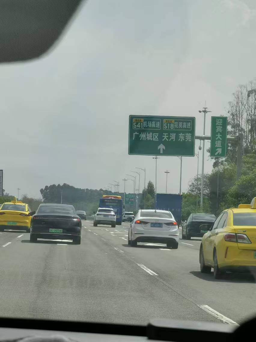 刚到广州就偶遇一台五菱缤果SUV 五座版！上一次看到它还是今年春天，这台小车最适