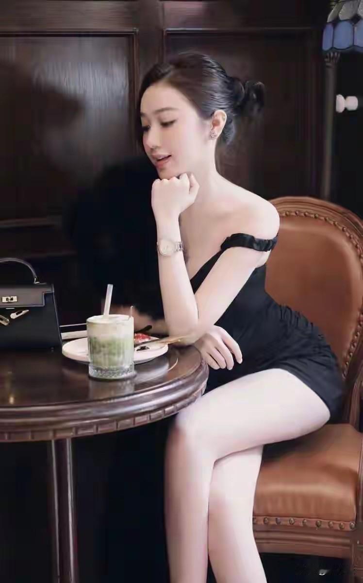 优雅下午茶时光，黑裙与咖啡的完美邂逅。