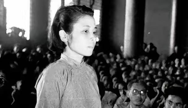 1951年，一个军统女特务被抓，审她的时候，她不求饶，也不喊冤，就反复说一句话：