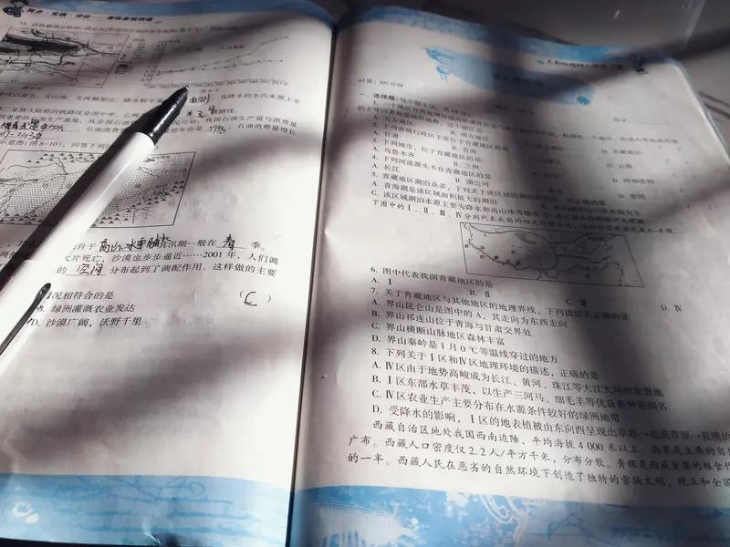 跳出题海对培养创新思维太重要了。传统“填鸭式”教学，让学生在题海里疲于奔命，被动
