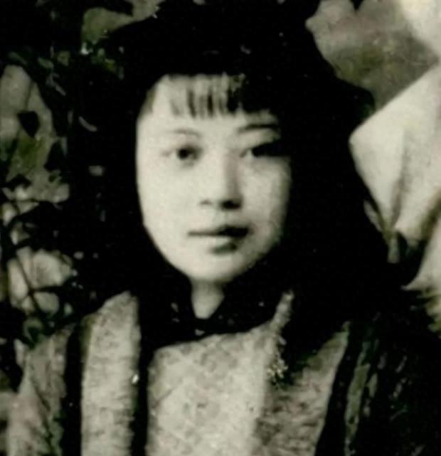 1945年，日军轮奸了黄美英，紧接着在她的下身灌入辣椒水，割 双眼双乳，以为她就