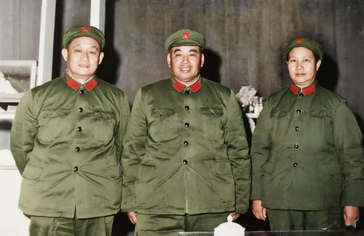 上世纪的七十年代初，南京军区司令员许世友与南京军区副司令员、上海警备区司令员周纯