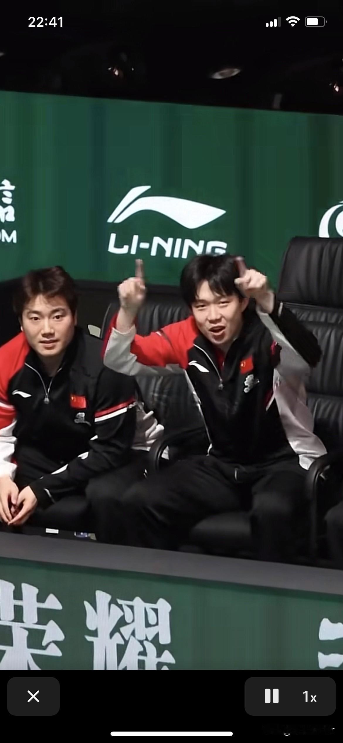 林诗栋在和智利的选手比赛王楚钦梁靖崑示意挑战
第一局智利选手追平比分并反超比分。